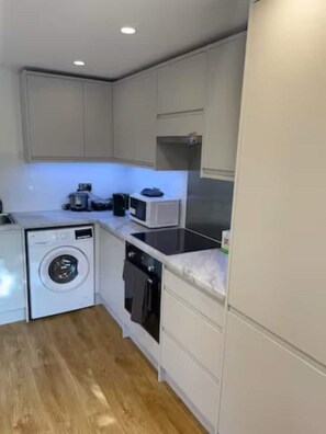 Een koelkast, een magnetron, een oven, een kookplaat