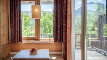 Phòng Suite | Khu phòng khách | Banh bàn, bàn bóng bàn, đồ chơi, sách