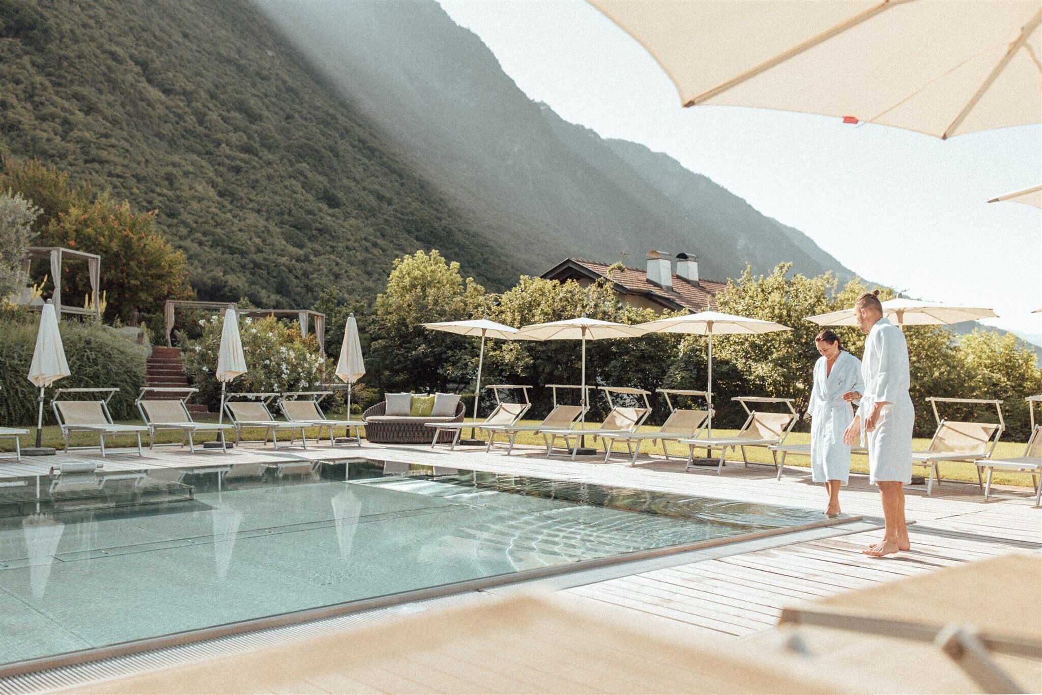 Innendørsbasseng,utendørsbasseng, bassengparasoller og solsenger