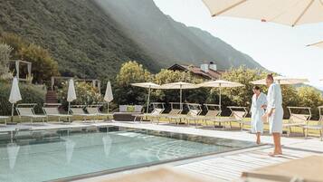 Innendørsbasseng,utendørsbasseng, bassengparasoller og solsenger