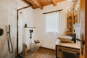 Dusche, Haartrockner, Handtücher, Seife