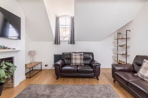 Smart TV, books, computer monitors - Castle Garden View - Two Steps Away from Central Rochester High Street (Rochester)