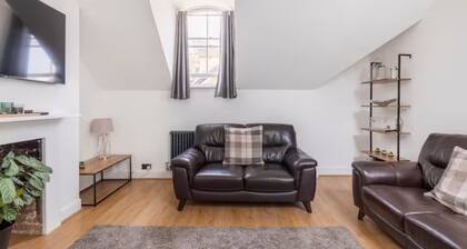 Castle Garden View - Two Steps Away from Central Rochester High Street