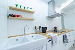 Fridge, microwave, oven, stovetop - Apartment in the historic center of Zaragoza | FREE PARKING | check in 24 h. (Zaragoza)