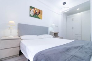 2 bedrooms, desk, iron/ironing board, travel cot - Apartment in the historic center of Zaragoza | FREE PARKING | check in 24 h. (Zaragoza)