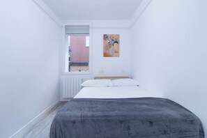 2 dormitoris, escriptori i planxa i posts de planxar