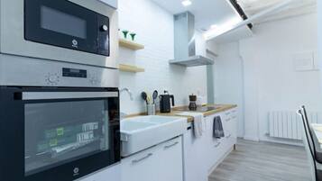 Een koelkast, een microgolfoven, een oven, een kookplaat