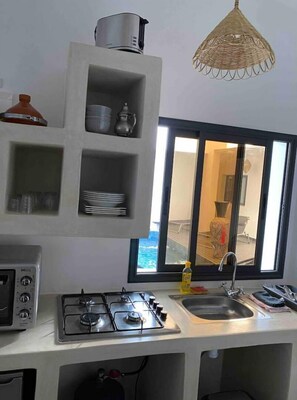 Frigorifero, forno, piano cottura, macchina per tè/caffè