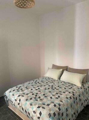 Iron/ironing board, free WiFi, bed sheets