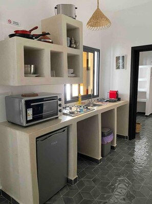 Fridge, oven, stovetop, coffee/tea maker