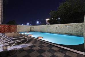 Una piscina al aire libre