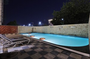 Una piscina al aire libre