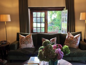 Villa | Living area - Navarre Residence (Stellenbosch)