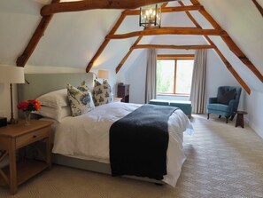 Villa | 4 bedrooms, premium bedding, in-room safe, iron/ironing board - Navarre Residence (Stellenbosch)