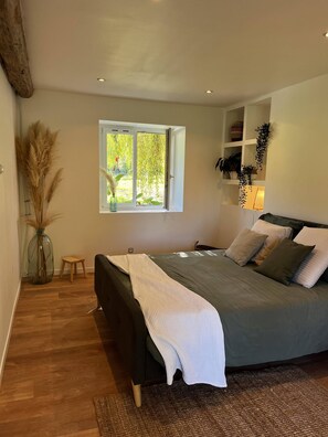 5 bedrooms, iron/ironing board, WiFi, bed sheets