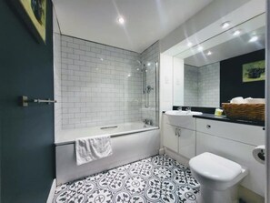 Hair dryer, towels, soap, shampoo - Excel Manor - Excel Centre & O2
 (London)