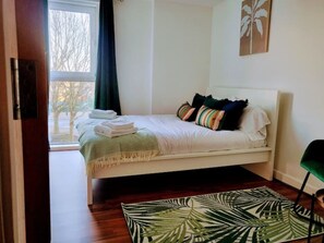 2 bedrooms, desk, iron/ironing board, travel crib - Excel Manor - Excel Centre & O2
 (London)