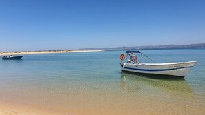 Nær stranden og strandhåndklær