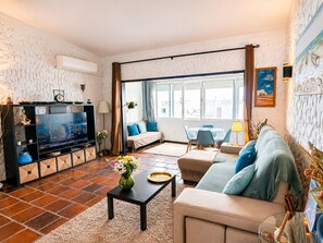 Smart TV - Fully equipped, by the sea in a quiet residential area near Olhão. (Moncarapacho)