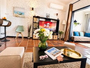 Smart TV - Fully equipped, by the sea in a quiet residential area near Olhão. (Moncarapacho)