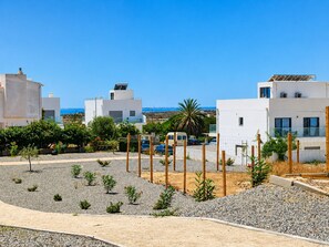 Property grounds - Fully equipped, by the sea in a quiet residential area near Olhão. (Moncarapacho)
