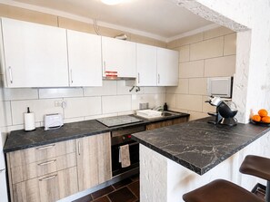 Fridge, microwave, oven, stovetop - Fully equipped, by the sea in a quiet residential area near Olhão. (Moncarapacho)