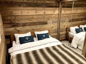 2 bedrooms, desk, iron/ironing board, WiFi