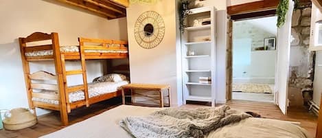 Family House | 5 bedrooms, blackout curtains, iron/ironing board, free WiFi