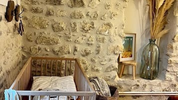 Family House | 5 bedrooms, blackout curtains, iron/ironing board, free WiFi
