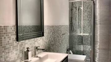 Haartrockner, HandtĂŒcher, Seife, Toilettenpapier