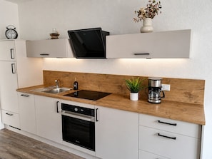 Wasserkocher mit Kaffee-/Teezubehör, Kühlschrank, Mikrowelle, Herdplatte