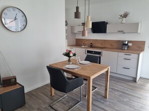 Kylskåp, mikrovågsugn, spishäll och diskmaskin