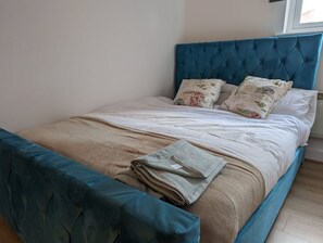 2 bedrooms, iron/ironing board, free WiFi, bed sheets - Pottery Manor
 (Newcastle-under-Lyme)