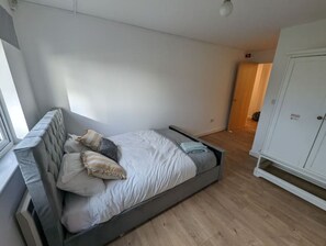 2 bedrooms, iron/ironing board, free WiFi, bed sheets - Pottery Manor
 (Newcastle-under-Lyme)