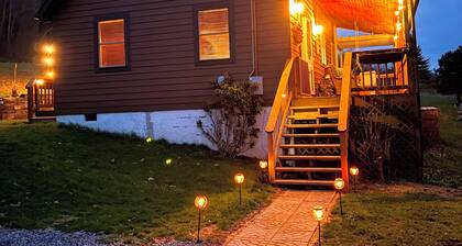 Cozy Mountain Escape - Hot Tub - Mountain Views - Games - Fire Pit - Vet Owned