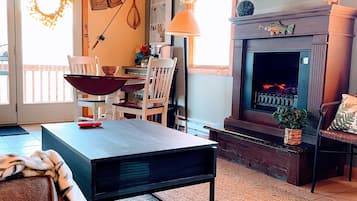 Smart TV, lareira, livros, monitores de computador