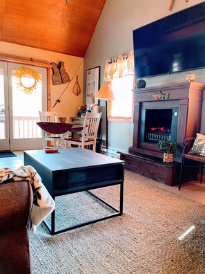 Smart TV, chimenea, libros, monitor de computadora