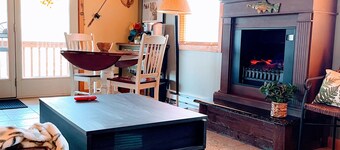 Your Cabin Retreat! Mountain Views-Hot Tub-King Bed-Fast Wifi-Vet Owned