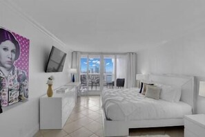 1 habitación, escritorio, tabla de planchar con plancha y cuna de viaje