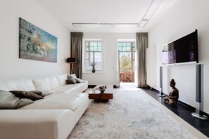 Classic Apartment (Wolfgang von Goethe) | Living area