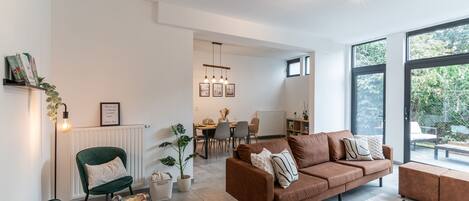 Flat-screen TV, fireplace