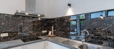 Fridge, oven, stovetop, electric kettle