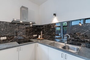 Jääkaappi, uuni, liesi, vedenkeitin