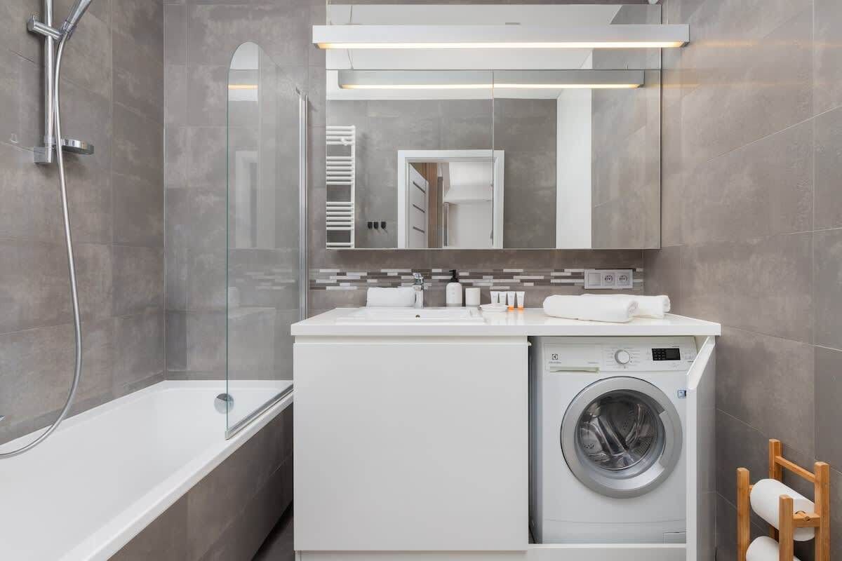 Shower, hair dryer, towels, shampoo