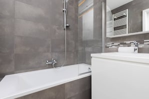 Shower, hair dryer, towels, shampoo