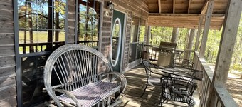 Secluded, peaceful cabin with walking trails & stocked ponds in SE Oklahoma