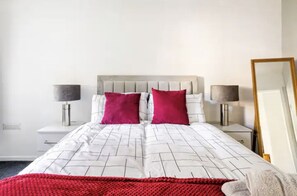 2 chambres, bureau, fer et planche à repasser, lit parapluie