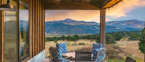 屋外ダイニングエリア