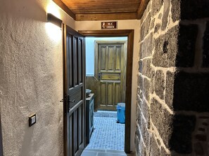Chuveiro, chuveiro com efeito de chuva, produtos de toalete grátis 