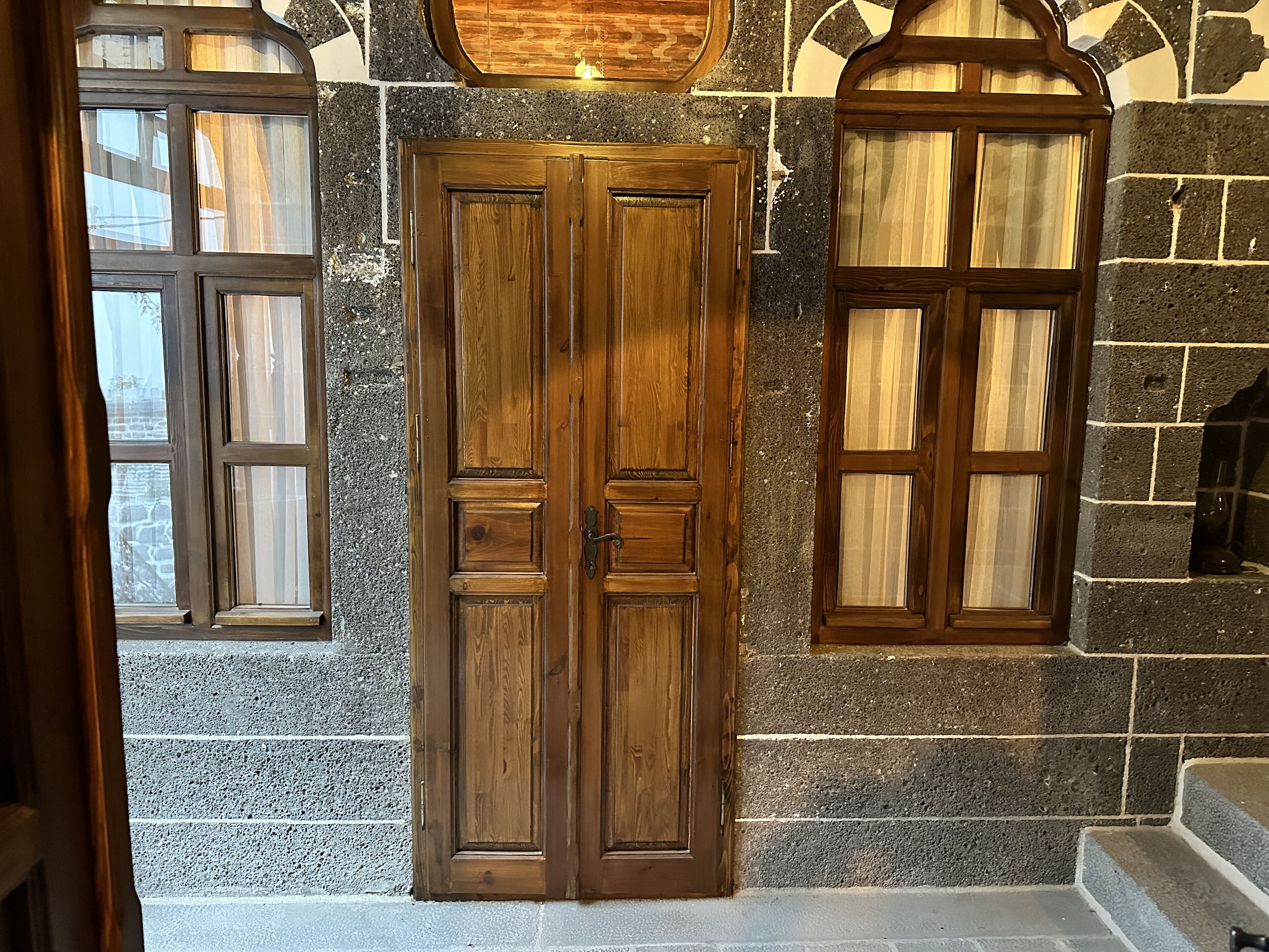 1 bedroom, hypo-allergenic bedding, desk, soundproofing